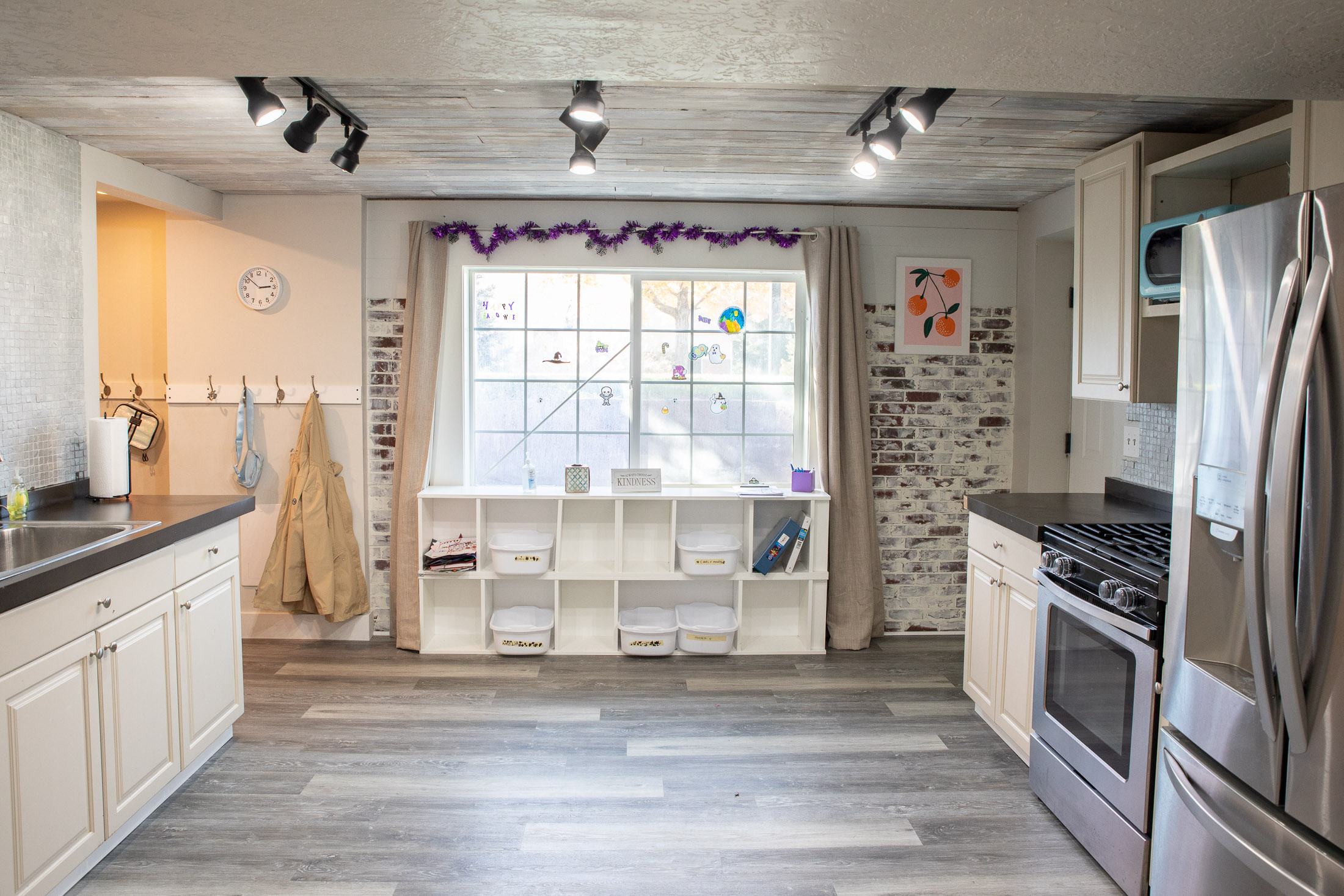 entry way and kitchen at blue horse after school care in elk ridge, utah